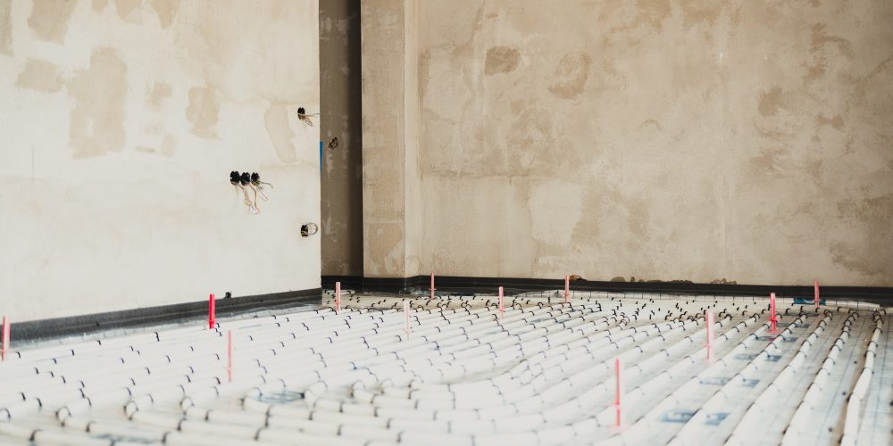 underfloor-heating-system-installation-in-a-buildi-UWBB8UZ underfloor-heating-system-installation-in-a-buildi-UWBB8UZ